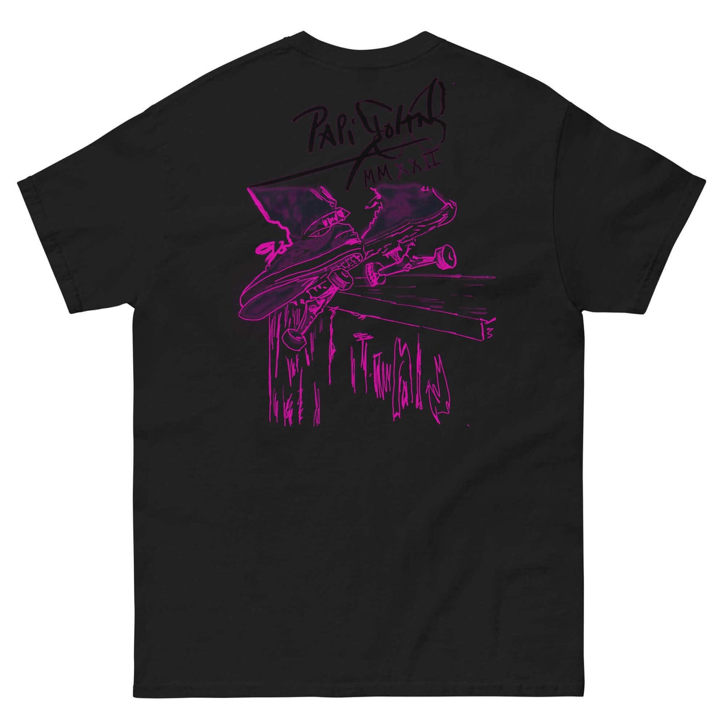 camiseta papijohn streetwear con graffiti pies de skate negra