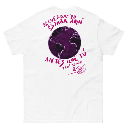 camiseta blanca graffiti rosa y morado de la tierra con mensaje ecofriendly firma papijohn
