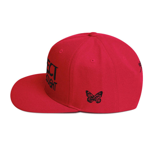 PapiJohn® The Respect Archive Black Signature Edition Snapback in crimson red left profile highlighting the precise structured crown elevation and flat bill contour | Streetwear d'Auteur