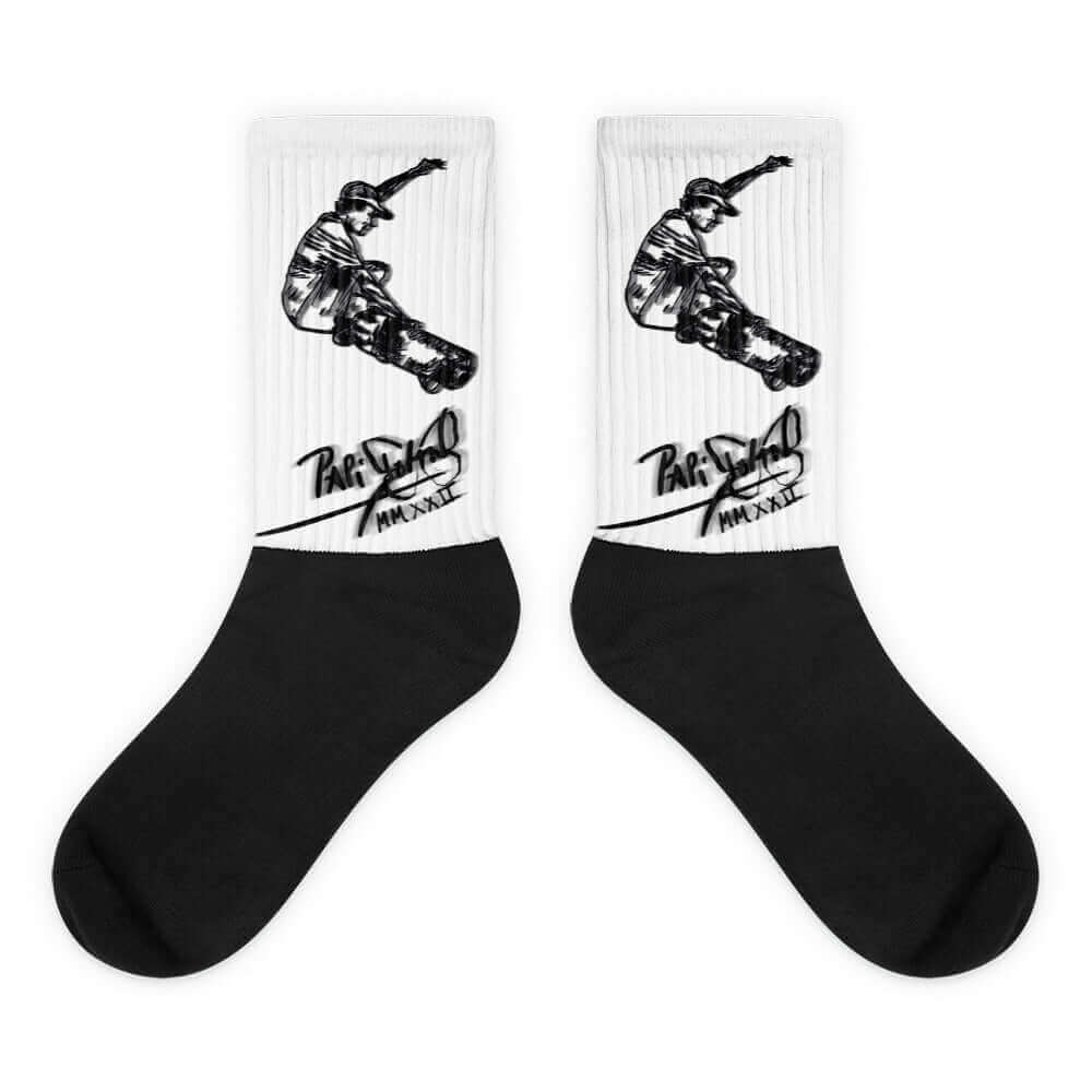 PapiJohn® 🏛️ Sala 4 | The Hidden "S" Grab | Studio Essentials — Front view of the Black and White sublimated socks with a practical black sole. Featuring a zero-gravity bottom-up skate perspective that reveals the hidden "S" signature in a flawless ollie grab by $arah Free 💎. Minimalist technical geometry, honest luxury accessories, and the perfect Artist's Uniform foundation curated in Cadifornia.