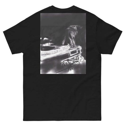 PapiJohn® 🏛️ Sala 5 | The Raw DJ | Monochrome Origin Canvas — Back view showing the premium heavyweight silhouette and architectural drape of the Black Canvas by $arah Free 💎. A gallery-level archive piece merging classic turntablism with honest luxury streetwear curated in Cadifornia.