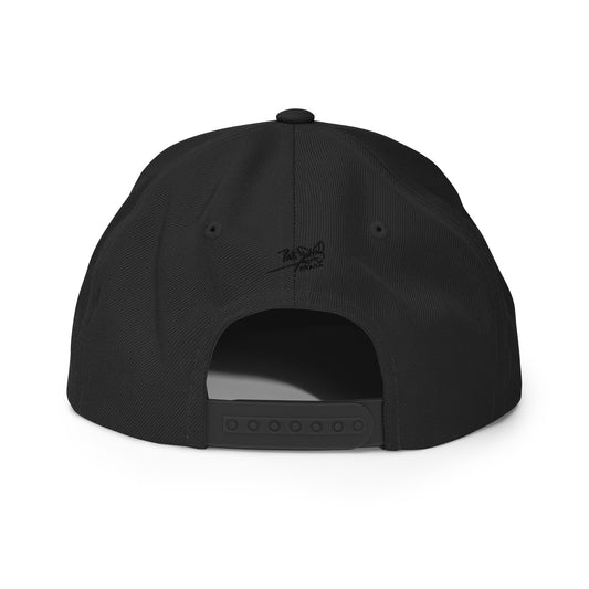 PapiJohn® The Black Signature Classic Snapback premium headwear back view detailing the black adjustable plastic snap fastening and premium rear panel alignment seams by $arah Free 💎 | Streetwear d'Auteur