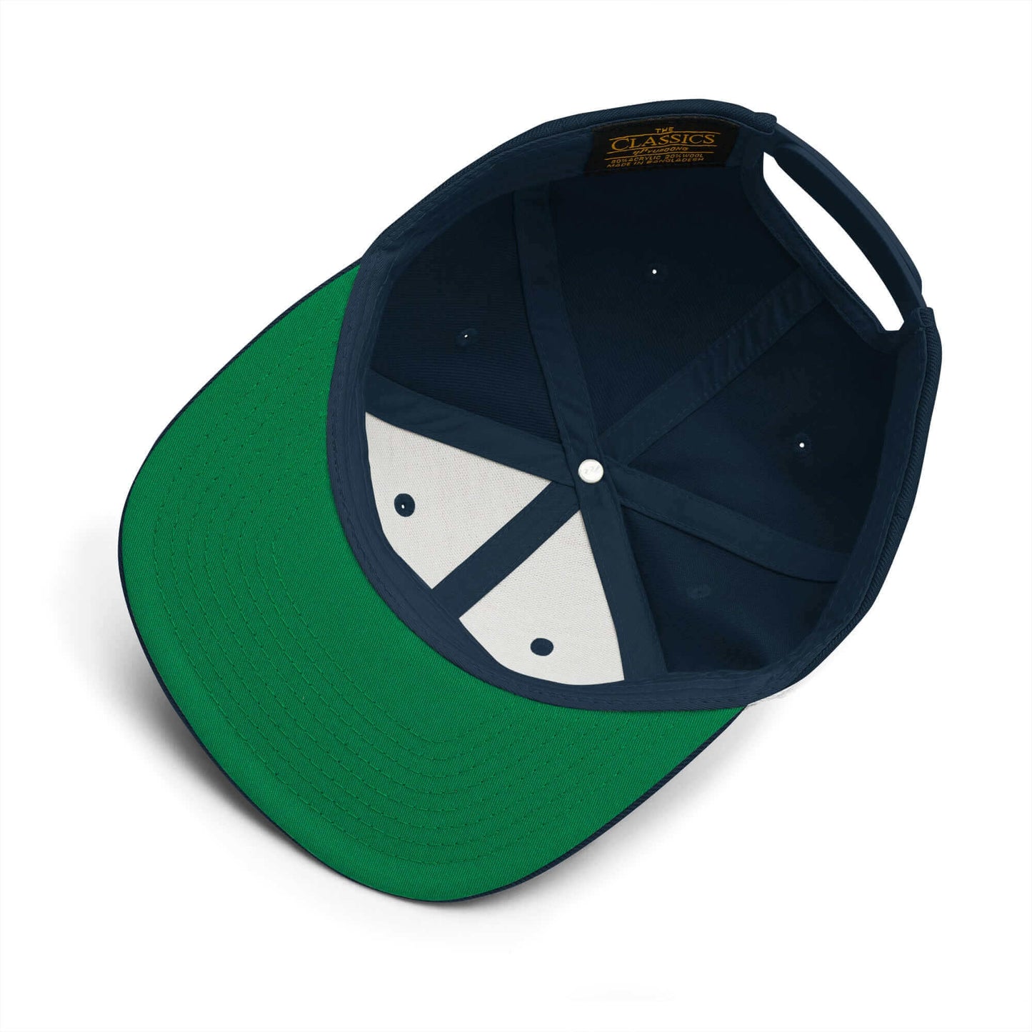 Macro vista interior técnica de la crown snapback THE PINK SIGNATURE, revelando la mítica visera inferior en color verde clásico (classic green undervisor) de herencia retro y la arquitectura interna de paneles estructurados con buckram rígido y cintas de costura técnicas impresas | Sala 1 Wearable Art Fashion por $arah Free 💎