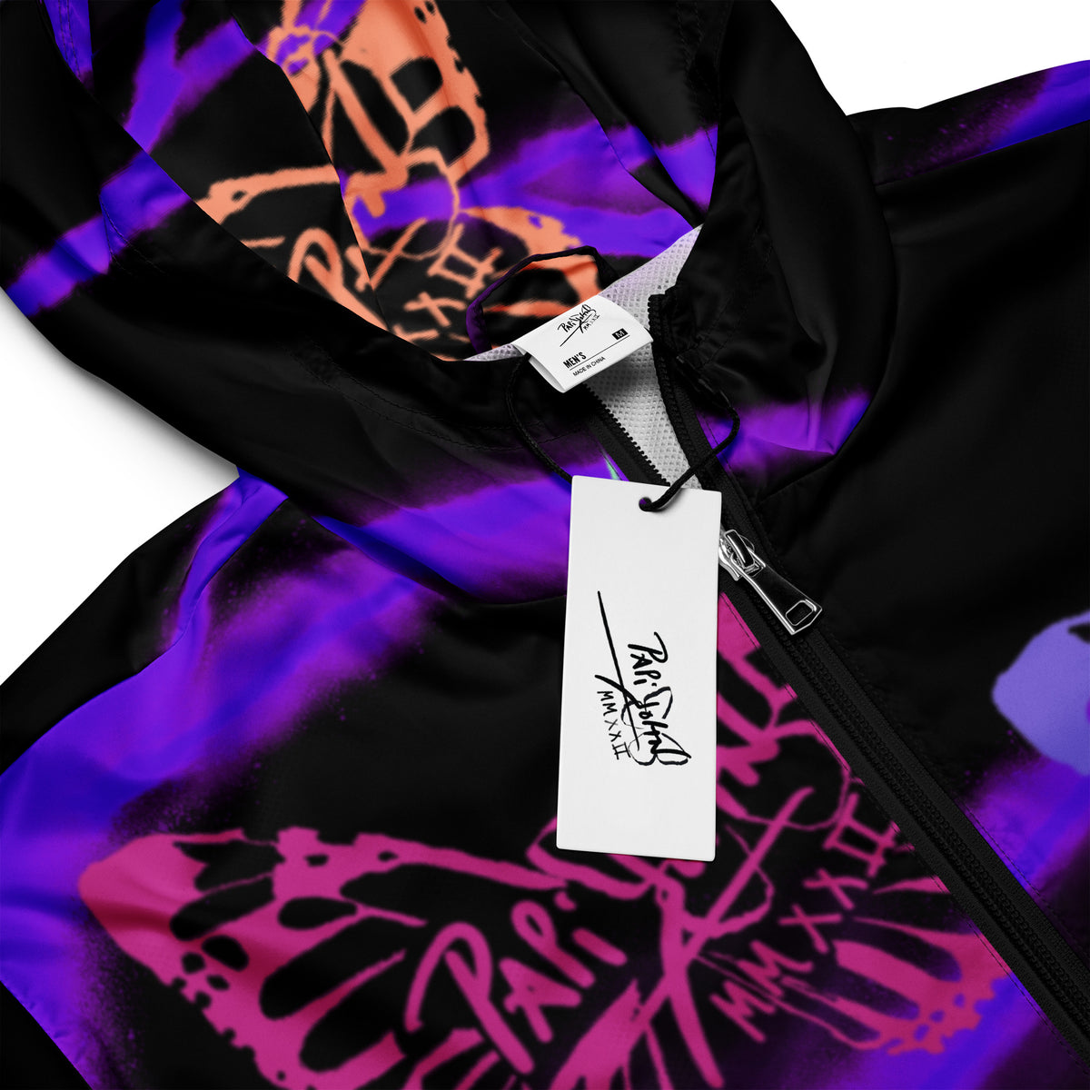 Detalle de la etiqueta frontal con la firma de autor de $arah Free en la cazadora Heavyweight Studio Jacket Attitude Graff Layered Neon de PapiJohn. SALA 3 Rinascimento, artist-driven wearable art.
