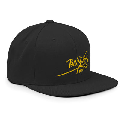 PapiJohn® The Gold Signature Classic Snapback in solid black right profile showing the high crown stiffness and original flat visor perimeter outline | Streetwear d'Auteur