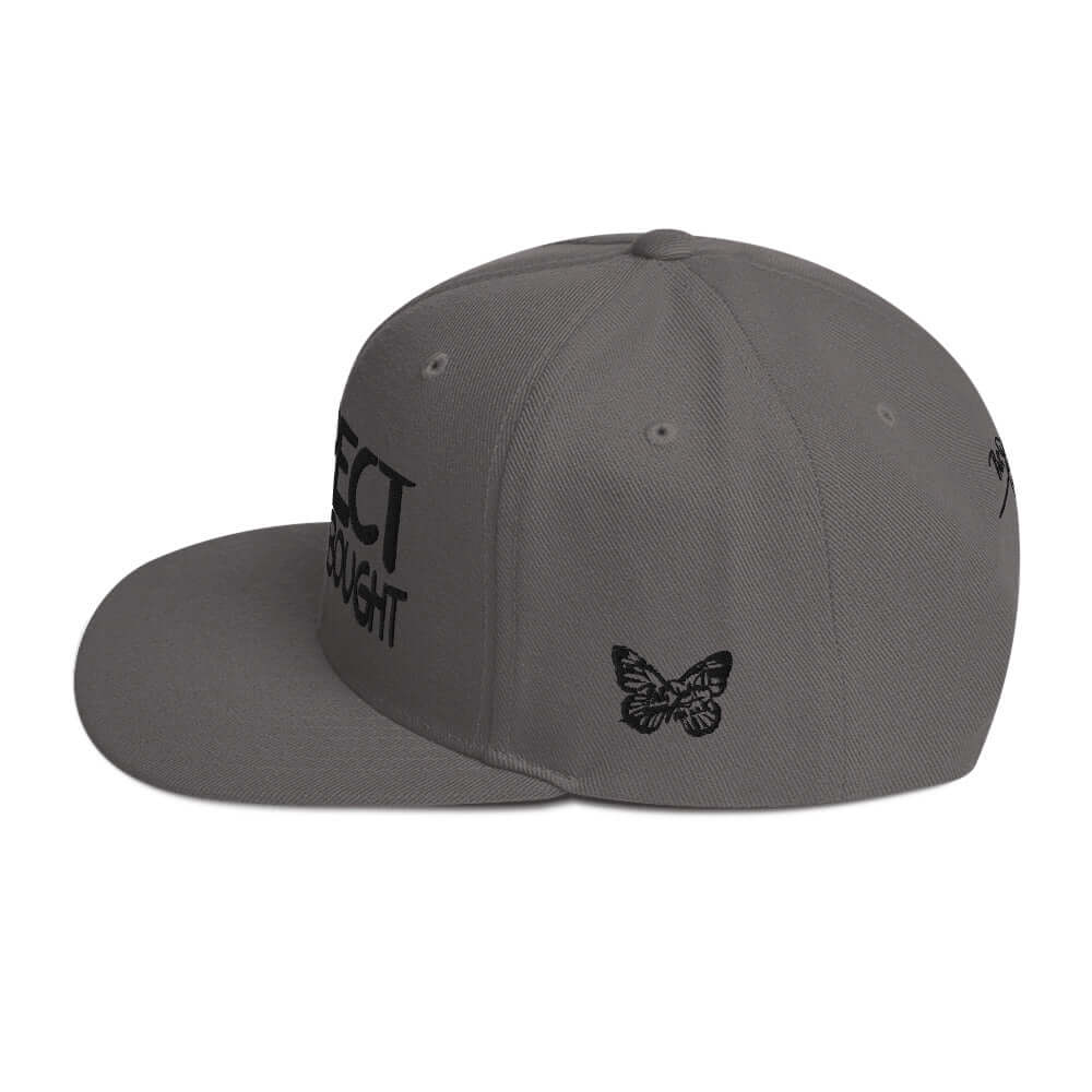 PapiJohn® The Respect Archive Black Signature Edition Snapback in dark grey left profile framing the streamlined high crown architecture and flat visor bill | Streetwear d'Auteur