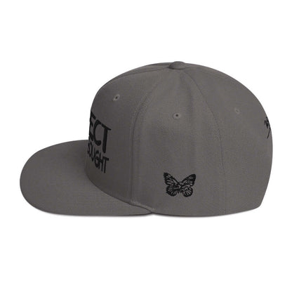 PapiJohn® The Respect Archive Black Signature Edition Snapback in dark grey left profile framing the streamlined high crown architecture and flat visor bill | Streetwear d'Auteur