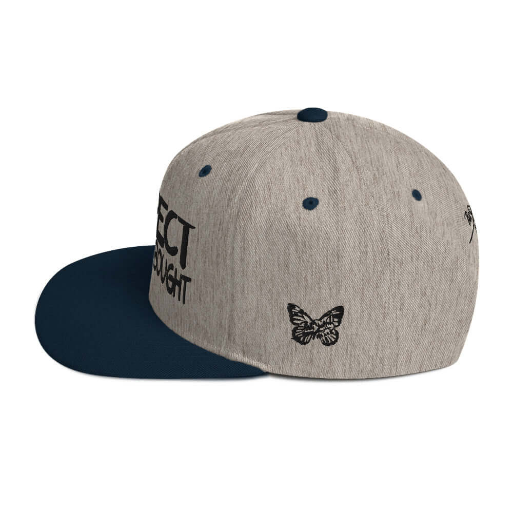 PapiJohn® The Respect Archive Black Signature Edition Snapback in grey and navy left profile framing the rigid high crown architecture and clean flat brim | Streetwear d'Auteur