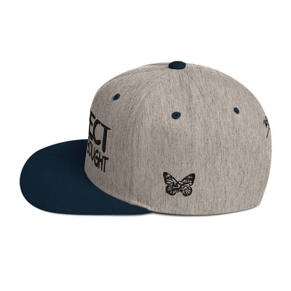PapiJohn® The Respect Archive Black Signature Edition Snapback in grey and navy left profile framing the rigid high crown architecture and clean flat brim | Streetwear d'Auteur