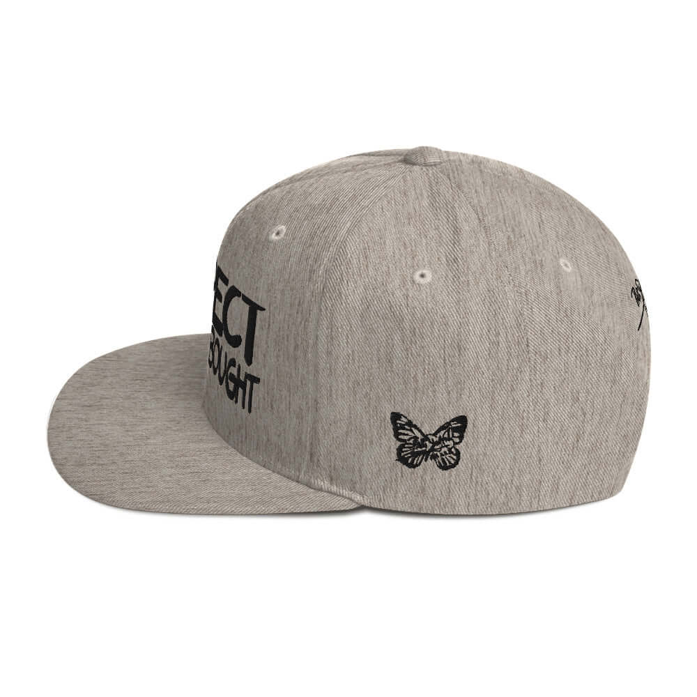 PapiJohn® The Respect Archive Black Signature Edition Snapback in monochromatic heather grey left profile framing the elevated crown rigidity and straight visor | Streetwear d'Auteur