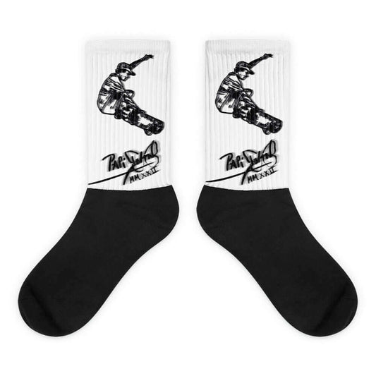 PapiJohn® 🏛️ Sala 4 | The Hidden "S" Grab | Studio Essentials — Front view of the Black and White sublimated socks with a practical black sole. Featuring a zero-gravity bottom-up skate perspective that reveals the hidden "S" signature in a flawless ollie grab by $arah Free 💎. Minimalist technical geometry, honest luxury accessories, and the perfect Artist's Uniform foundation curated in Cadifornia.