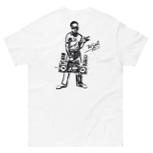 PapiJohn® 🏛️ Sala 5 | The Bronx Beat | Hip Hop Origins Piece — Back view of the White Canvas Tee. Showcasing the monumental "Bronx Kid" mural by $arah Free 💎, featuring a retro boombox, spray cans, and a magical floating signature. Masterful chiaroscuro technique creates cinematic depth on heavy white cotton. Honest luxury apparel celebrating underground graffiti roots, gestated in Cadifornia.