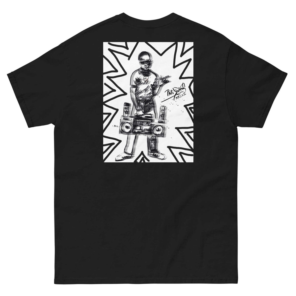 PapiJohn® 🏛️ Sala 5 | The Sketch Collage | Origin Draft Canvas — Back view of the Black Tee. Showcasing "The Pre-Cut Draft" master illustration by $arah Free 💎. The iconic Bronx kid is framed in a geometric white box surrounded by hand-drawn analog marker spikes, acting as a visual blueprint of urban art. Honest luxury apparel celebrating the raw creative process, gestated in Cadifornia.