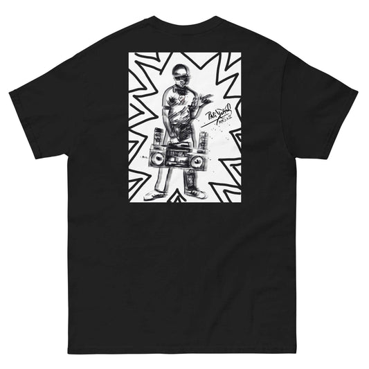 PapiJohn® 🏛️ Sala 5 | The Sketch Collage | Origin Draft Canvas — Back view of the Black Tee. Showcasing "The Pre-Cut Draft" master illustration by $arah Free 💎. The iconic Bronx kid is framed in a geometric white box surrounded by hand-drawn analog marker spikes, acting as a visual blueprint of urban art. Honest luxury apparel celebrating the raw creative process, gestated in Cadifornia.