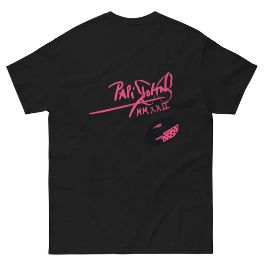 PapiJohn® 🏛️ Sala 5 | The Artpop Kiss | The Coral Signature — Back view showing the premium heavyweight silhouette and architectural drape of the Black Canvas by $arah Free 💎. A gallery-level archive piece merging classic pop art roots with honest luxury streetwear curated in Cadifornia.