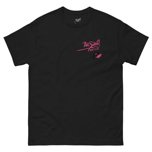 PapiJohn® 🏛️ Sala 5 | The Artpop Kiss | The Coral Signature — Front view of the Black Canvas. Showcasing a bold Pop Art mouth illustration with coral dotted details and the classic PapiJohn® signature in deep coral by $arah Free 💎 on heavy black cotton. Authentic artist-driven streetwear and high-end visual expression from Cadifornia.