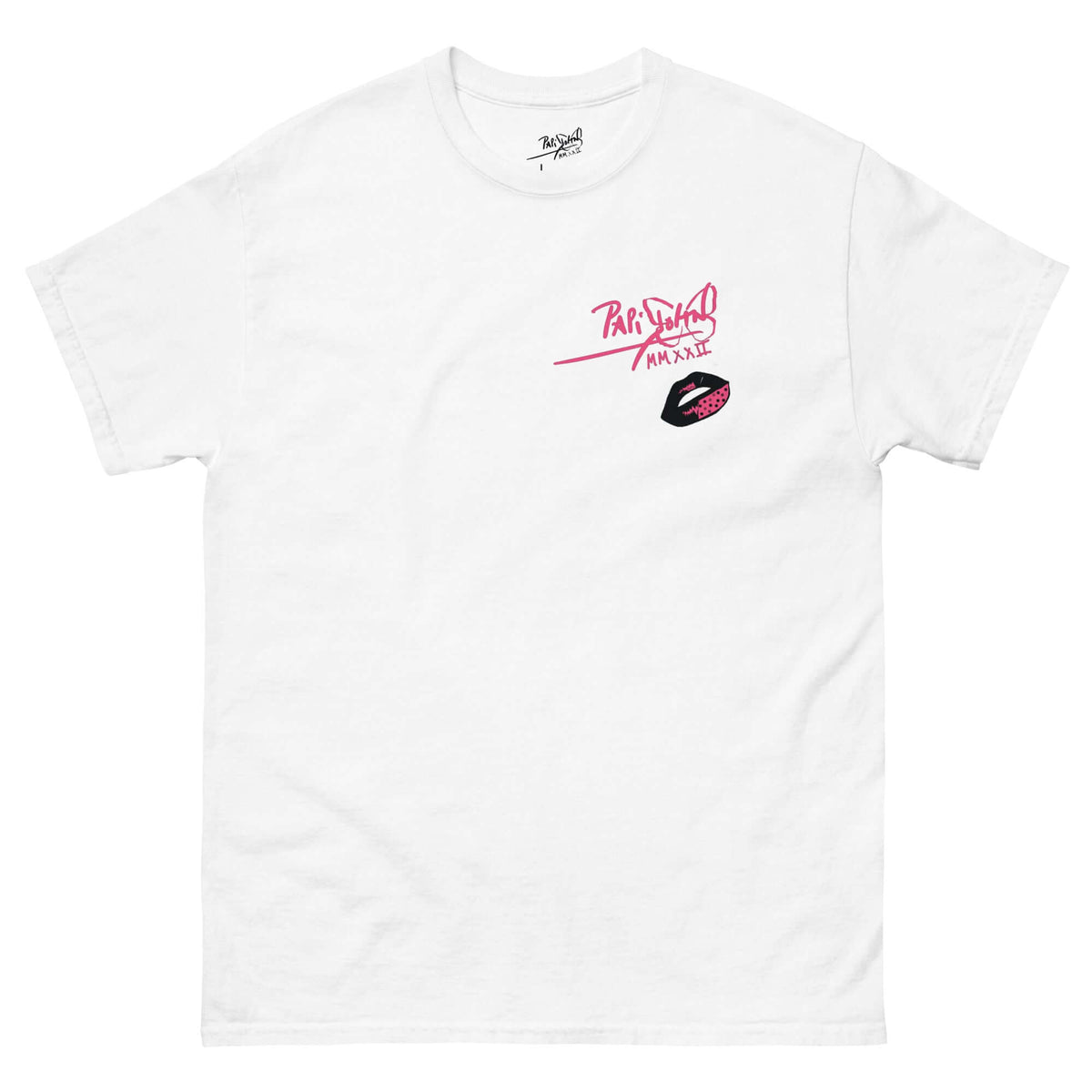 PapiJohn® 🏛️ Sala 5 | The Artpop Kiss | The Coral Signature — Front view of the White Canvas. Featuring a striking Artpop lip graphic with coral and black polka dots, paired with a deep coral hand-drawn signature by $arah Free 💎 on heavy white cotton. High-end conscious luxury streetwear de autor curated in Cadifornia.