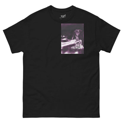 PapiJohn® 🏛️ Sala 5 | The DJ Origin | Nocturnal Graff Piece — Front view of the Black Canvas. Showcasing a deep chiaroscuro illustration of an old school DJ mixer illuminated by electric magenta flashes by $arah Free 💎 on heavy black cotton. High-end artist-driven apparel merging analog vinyl nostalgia with wearable art.
