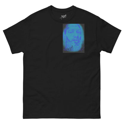 PapiJohn® 🏛️ Sala 5 | The Legacy Marathon | Blue Light Edition — Front view of the Black Canvas Tee. Featuring Nipsey Hussle tribute portrait artwork in electric neon blue pilot technique with a celestial haze effect in high contrast on heavy black cotton canvas by $arah Free 💎. High-end luxury streetwear de autor curated in Cadifornia.