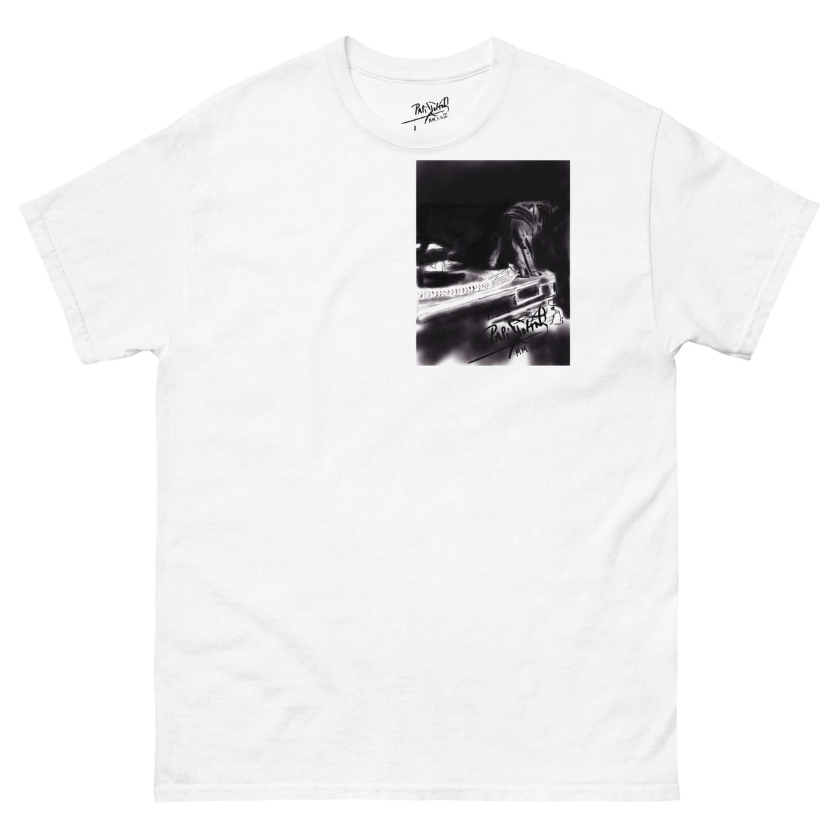 PapiJohn® 🏛️ Sala 5 | The Raw DJ | Monochrome Origin Canvas — Front view of the White Canvas. Featuring a raw, high-contrast monochrome Pilot-style sketch of an old school DJ and turntable by $arah Free 💎 on heavy white cotton. Pure analog hip hop roots and conscious luxury streetwear de autor curated in Cadifornia.