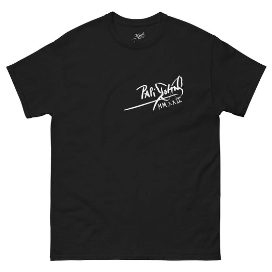 PapiJohn® 🏛️ Sala 5 | The X-Ray Beat | Motion Pink Canvas — Front view of the Black Canvas Tee. Featuring a minimalist classic white house signature on the left chest by $arah Free 💎, maintaining a sleek balance on heavy black cotton. High-end conscious luxury streetwear d'auteur curated in Cadifornia.