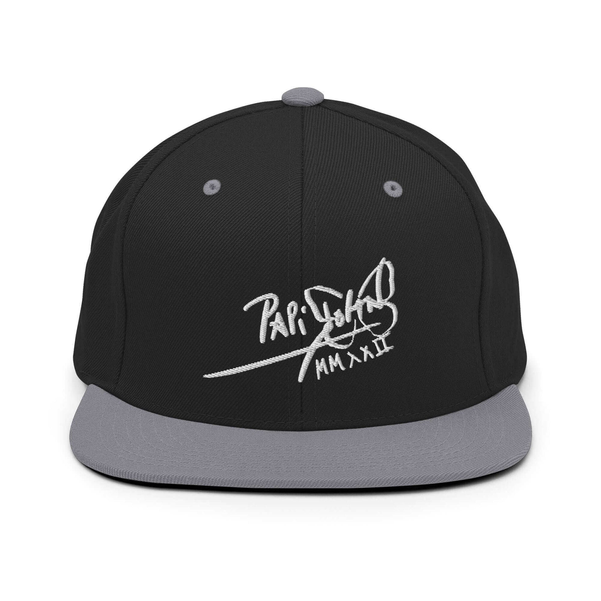 PapiJohn® The Signature High-Crown Snapback premium headwear front view showcasing the white embroidered original signature on a black crown contrasted with a silver grey visor layout by $arah Free 💎 | Streetwear d'Auteur