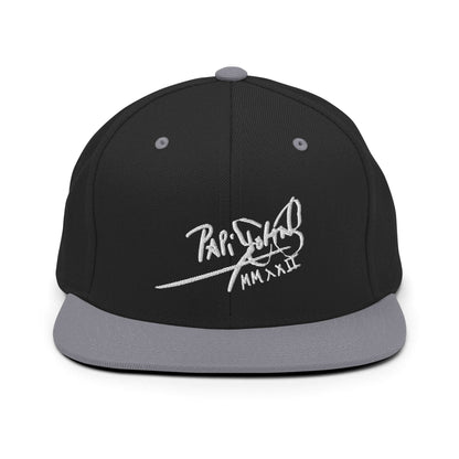 PapiJohn® The Signature High-Crown Snapback premium headwear front view showcasing the white embroidered original signature on a black crown contrasted with a silver grey visor layout by $arah Free 💎 | Streetwear d'Auteur