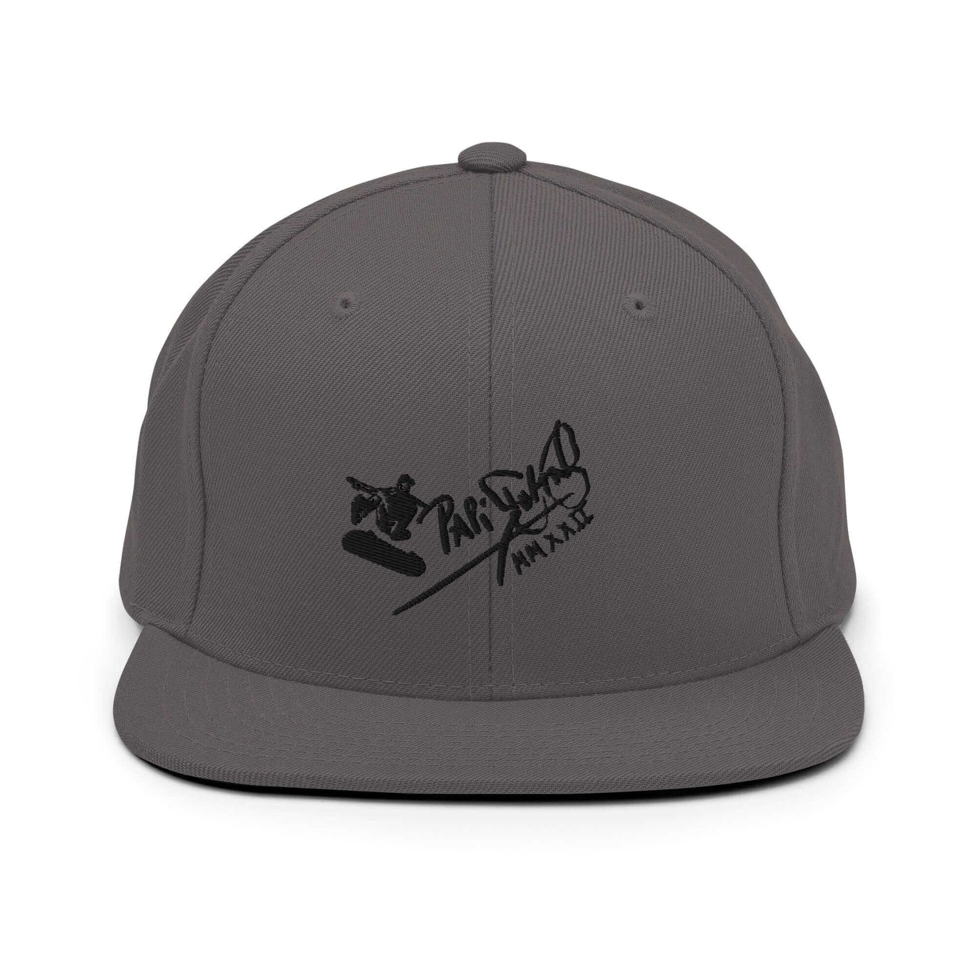 PapiJohn® The Skate Archive Signature Snapback in industrial dark grey front view tracking the deep black high-density tridimensional stitch layout | Sala 1 Wearable Art Fashion