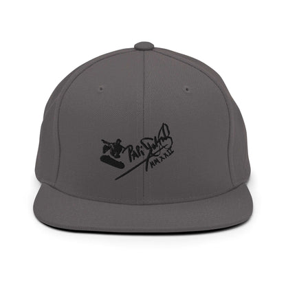 PapiJohn® The Skate Archive Signature Snapback in industrial dark grey front view tracking the deep black high-density tridimensional stitch layout | Sala 1 Wearable Art Fashion