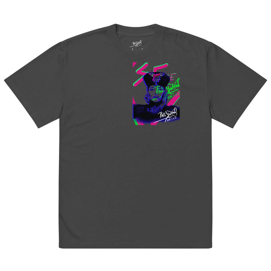 Vista frontal de la prenda The Queen Archive Crown of the Asphalt de PapiJohn® en color Faded Black. Patronaje oversized con pátina de época, artist-driven streetwear y conscious art apparel por $arah Free 💎.