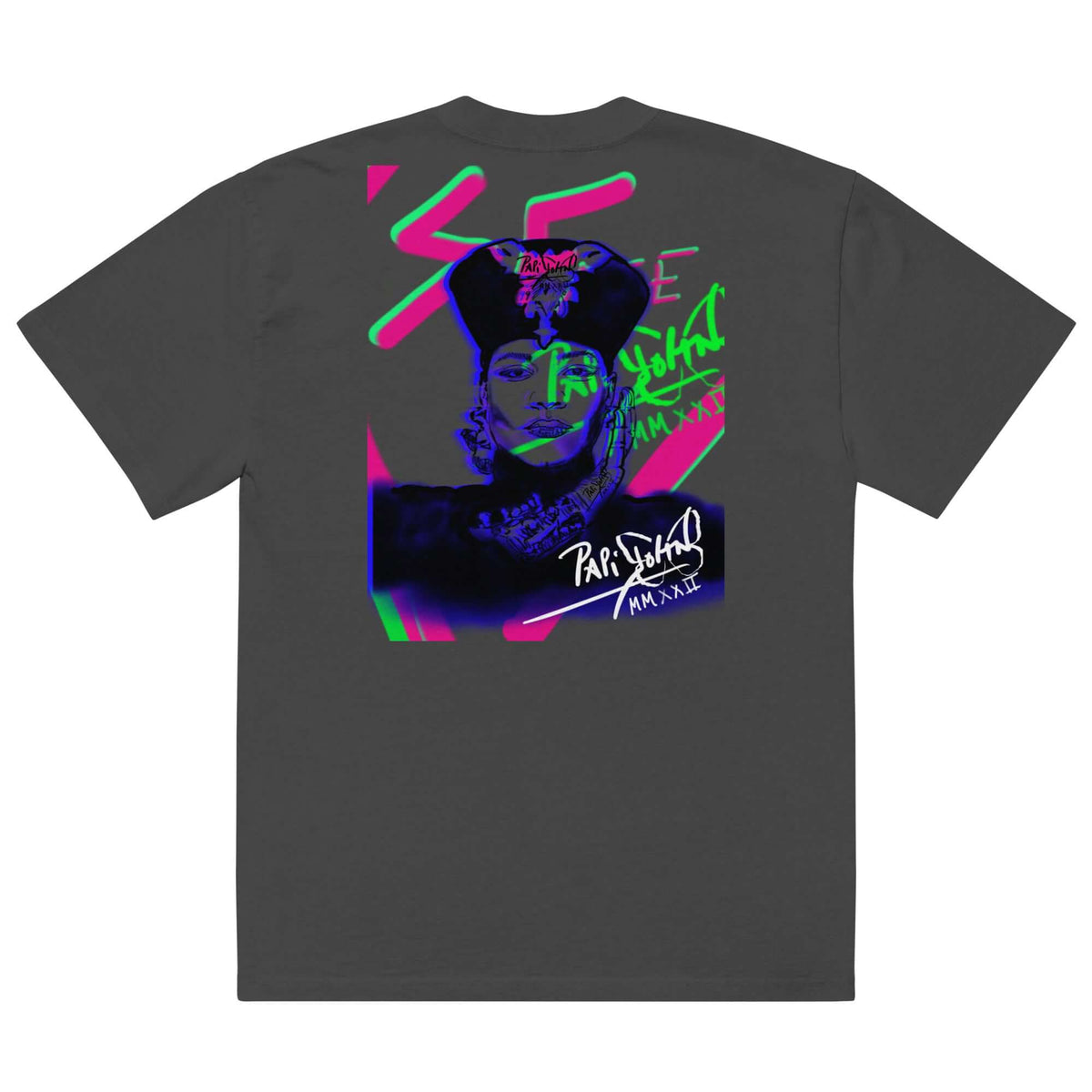 Vista trasera de la pieza The Queen Archive en Faded Black de PapiJohn®. Tributo a la realeza del Hip-Hop con trazo manual, acentos rosa y verde neón, rebel luxury y honest luxury fashion brand de archivo concebido en Cadifornia.