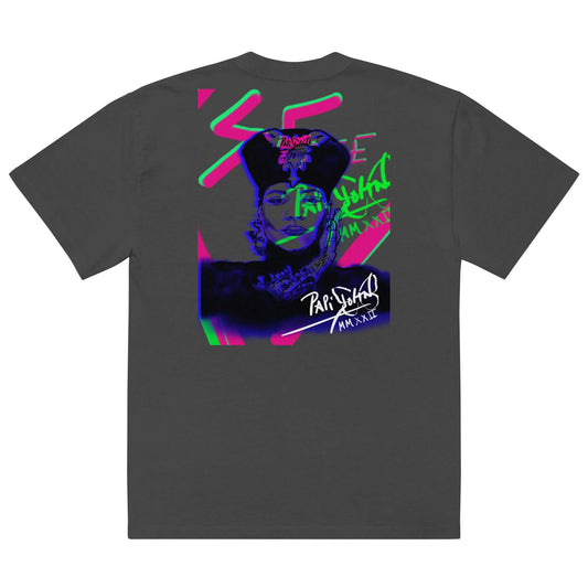 Vista trasera de la pieza The Queen Archive en Faded Black de PapiJohn®. Tributo a la realeza del Hip-Hop con trazo manual, acentos rosa y verde neón, rebel luxury y honest luxury fashion brand de archivo concebido en Cadifornia.