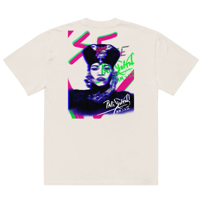 Vista trasera de la pieza The Queen Archive en Faded Bone de PapiJohn®. Obra gráfica Crown of the Asphalt con destellos neón y haz de luz sobre lienzo de archivo. Wearable art y luxury streetwear.