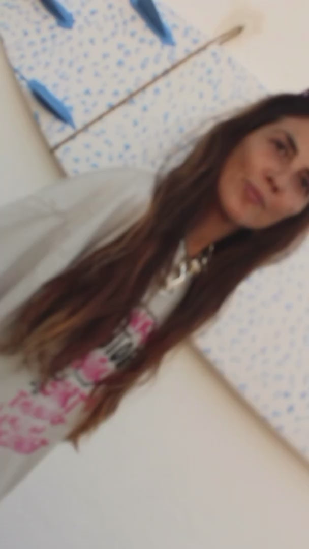 Cargar video: "A dynamic editorial video of the PapiJohn® Vandal Scientist oversized canvas shirt in motion, featuring fuchsia neon graffiti against a stark white gallery frame."