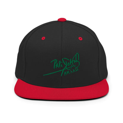 PapiJohn® The Green Signature Classic Snapback in black and red contrast front layout presenting the green embroidered signature with maximum visual sharpness | Sala 1 Wearable Art Fashion