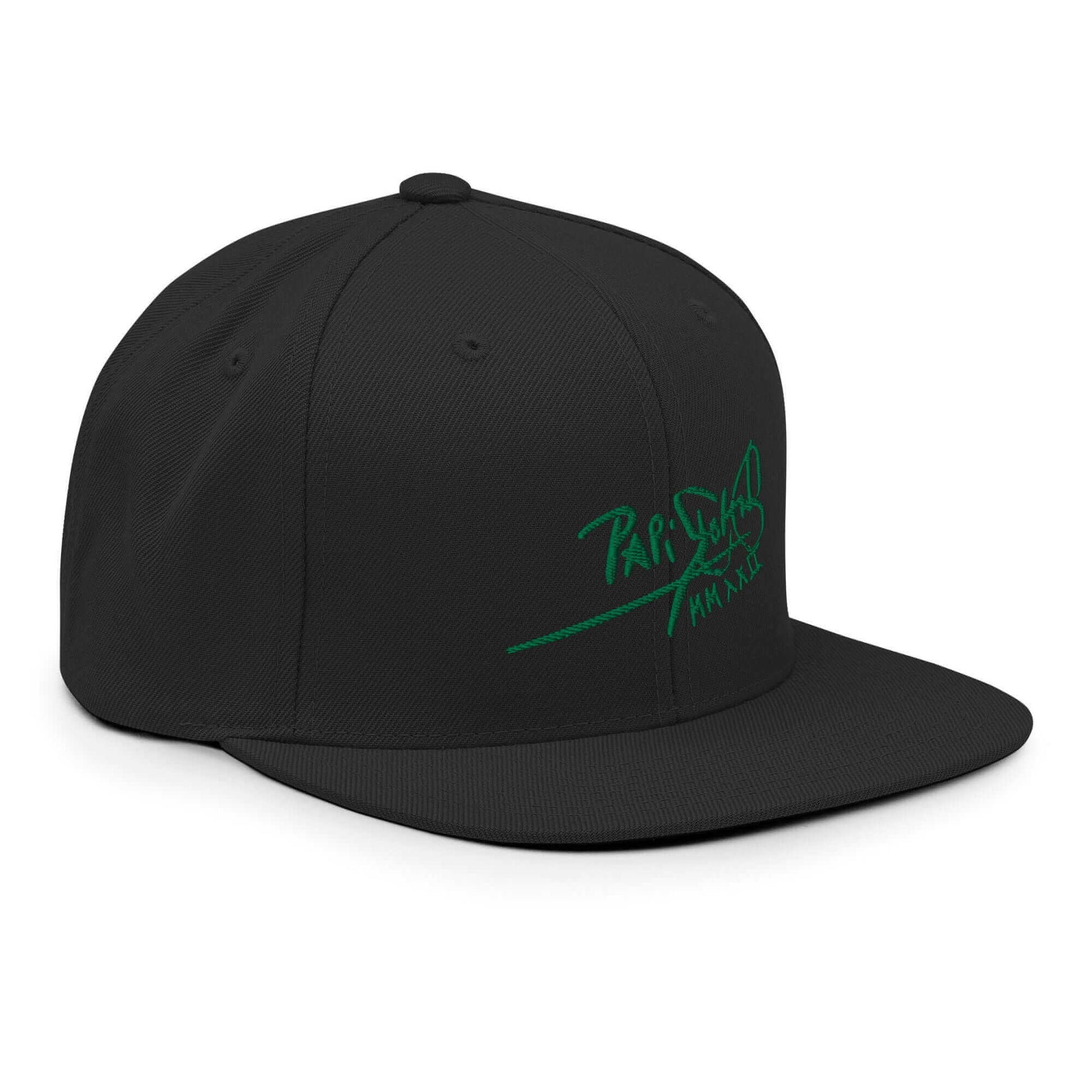 PapiJohn® The Green Signature Classic Snapback in solid black right profile showing the high crown stiffness and crisp flat visor perimeter outline | Streetwear d'Auteur