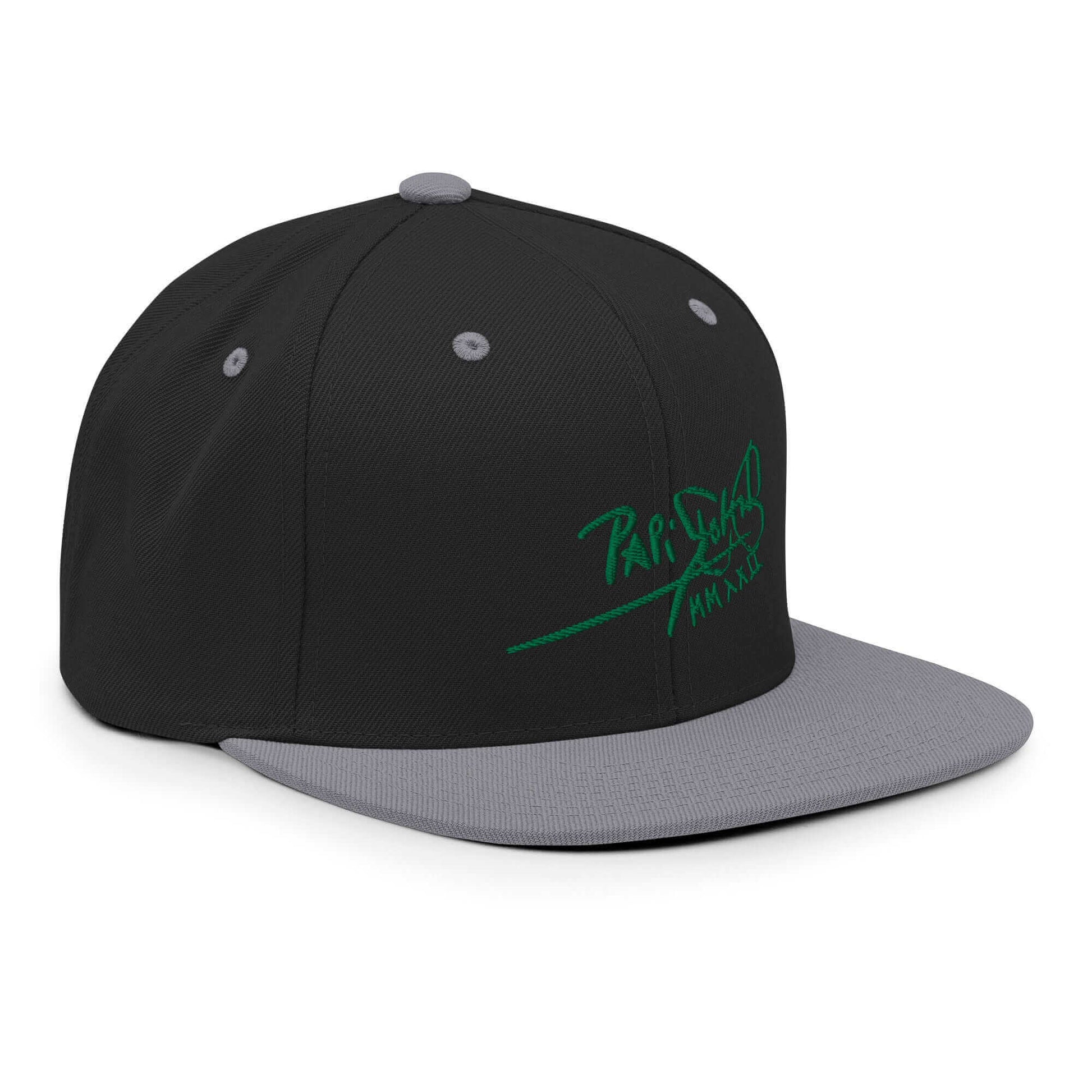 PapiJohn® The Green Signature Classic Snapback in black and silver right profile showing the geometric crown lines and silver flat brim edge outline | Streetwear d'Auteur