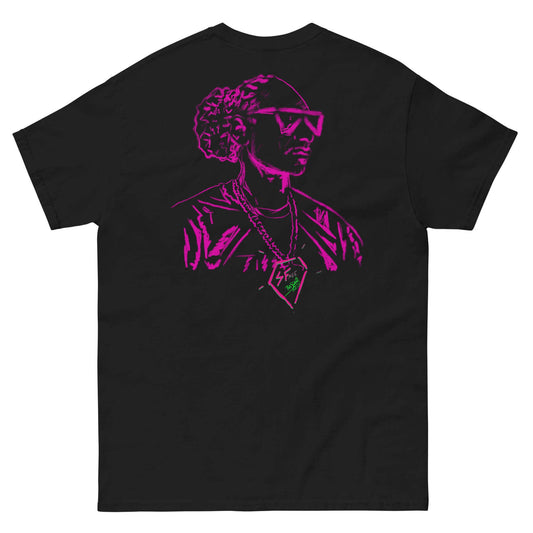 PapiJohn® 🏛️ Sala 5 | The Nocturnal Legend | Neon Diamond Special Canvas Edition — Back view of the Black Canvas Tee. Showcasing a luminous Neon Pink outline of an immortal hip hop legend floating against absolute darkness by $arah Free 💎. A gallery-level archive piece merging classic bling with sophisticated nocturnal exhibition aesthetics.
