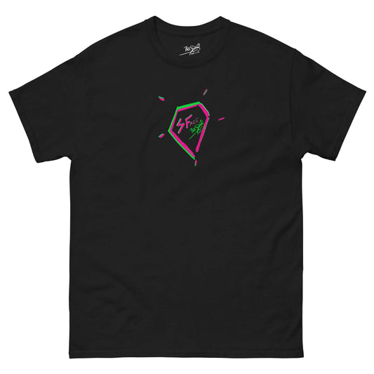 PapiJohn® 🏛️ Sala 5 | The Nocturnal Legend | Neon Diamond Special Canvas Edition — Front view of the Black Canvas Tee. Featuring the iconic Identity Diamond surgically placed in the exact center of the chest by $arah Free 💎. A beacon of underground luxury and high-end conscious streetwear d'auteur curated in Cadifornia.