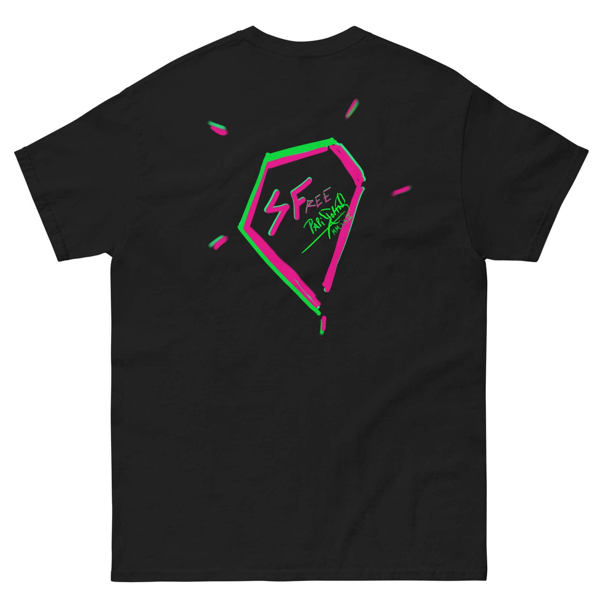 PapiJohn® 🏛️ Sala 5 | The Signature Diamond | Hip Hop Identity Canvas — Back view of the Black Canvas Tee. Dominated by a large format Signature Diamond by $arah Free 💎, acting as a visual pillar of countercultural status and urban resistance. A gallery-level archive piece merging classic hip hop bling with raw neon outlines.