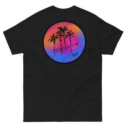 PapiJohn® 🏛️ Sala 5 | The Sunset Icon | Cadifornia Dream Canvas — Back view of the Black Canvas Tee. Featuring the large format "Sunset Lens" by $arah Free 💎 acting as a massive luminous portal in the urban night. Vibrant graffiti spray textures clash with organic black sketched palms and a handwritten Cadifornia tag. Pure West Coast streetwear.