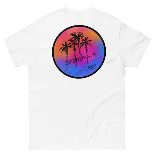 PapiJohn® 🏛️ Sala 5 | The Sunset Icon | Cadifornia Dream Canvas — Back view of the White Canvas Tee. Showcasing "The Sunset Lens" by $arah Free 💎 in a stunning large format. A circular design bursting with fire oranges, electric blues, and sunset pinks, crowned by hand-sketched black palms and a handwritten Cadifornia soul tag. A gallery-level magic hour tribute.