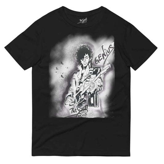 PapiJohn® 🏛️ Sala 6 | Genius Strings | Stage Ghost Piece — Front view of the Black Canvas Tee. Showcasing a central guitar performance capturing a musical genius in pure improvisation by $arah Free 💎. An ethereal smoke atmosphere creates scenic depth on the heavy black cotton, crowned by a floating handwritten "GENIUS" aura. Pure honest luxury archive apparel gestated in Cadifornia.