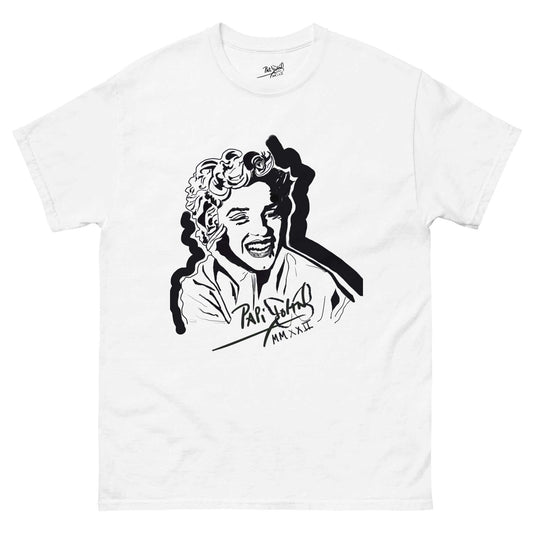 PapiJohn® 🏛️ Sala 8 | The Iconic Smile | Graffiti Essential Piece — Front view of the White Canvas Tee. Featuring a solid black graffiti outline portrait by $arah Free 💎, interpreting the eternal Pop Art diva. The white cotton acts as natural light emanating from the legend's face. High-end conscious luxury streetwear curated in Cadifornia.