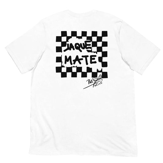 PapiJohn® 🏛️ Sala 9 | Sentencias | Jaque Mate White Canvas — Front view of the White Canvas Tee. Featuring the classic PapiJohn® signature asserting frontal authority on the left chest in pure black. A clean, minimalist aesthetic that perfectly sets the stage for the explosive endgame on the back. High-end honest luxury streetwear d'auteur curated in Cadifornia.
