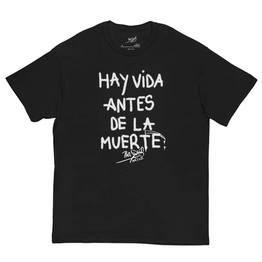 PapiJohn® 🏛️ Sala 9 | Sentencias | Life Before Death Canvas — Front view of the Black Canvas Tee. Featuring a profound existential proclamation by $arah Free 💎 through raw typographical graffiti reading "Hay vida antes de la muerte". A subtle scythe is masterfully integrated into the "T" as a true Memento Vivere. High-end honest luxury streetwear d'auteur curated in the Cadifornia bunker.